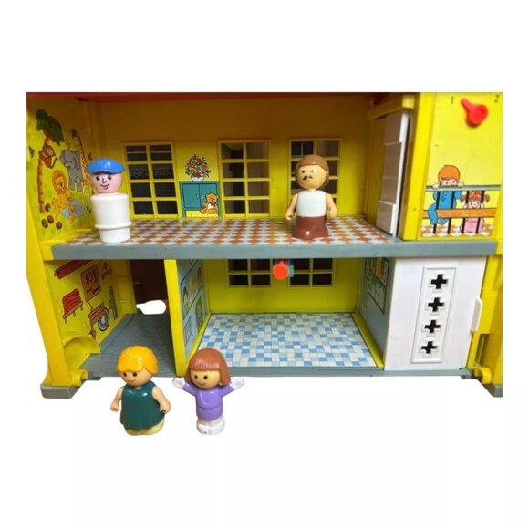 Vintage 1976 Fisher-Price Family Children's Hospital & 4 Little People Figures - Picture 7 of 10